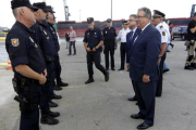 El ministro del Interior, Juan Ignacio Zoido, durante la visita que realizó a los policías y guardias civiles desplazados a Catalunya, el pasado 4 de octubre.-/ PERIODICO (EFE)