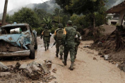Soldados mexicanos recorren el municipio de Huahuchinango.-EFE/ Hugo Ortuno