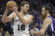 Pau Gasol controla un rebote ante Koufos, de los Sacramento Kings-RICH PEDRONCELLI / AP