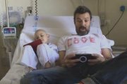 Idaira y Pau, en el vídeo de la Fundación Juegaterapia.-YOUTUBE / JUEGATERAPIA