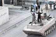 Yihadistas del Estado Islámico (EI) en un tanque por las calles de Raqqa.-