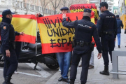 Concentrados con banderas españolas ante el Tribunal Supremo.-JUAN MANUEL PRATS