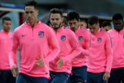 Torres, Saúl, Savic, Giménez y Thomas durante el entrenamiento en el Olímpico de Bakú.-ZURAB KURTSIKIDZE / EFE