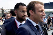 El presidente francés Emmanuel Macron y el ex jefe de la seguridad, Alexandre Benalla en una manifestación el día nacional de Francia.-PHILIPPE WOJAZER (REUTERS)