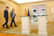 El presidente del Gobierno, Pedro Sánchez, y el líder de Unidas Podemos, Pablo Iglesias, el pasado octubre, cuando firmaron el acuerdo de Presupuestos.-JOSÉ LUIS ROCA