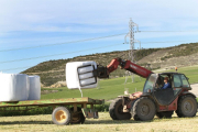 Un agricultor empacando trigo para forraje en Fuentes de Valdepero (Palencia)-Brágimo