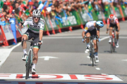 El ciclista irlandés Sam Bennett a punto de cruzar la línea de meta en Bilbao.-AFP