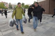 Llegada a los juzgados de El Vendrell del maletín y los tres maletines incautados en los registros de CDC.-JOAN REVILLAS