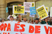 Concentración de afectados por las cláusulas suelo ante la sede de la Delegación de la Comisión Europea en Barcelona, en el 2013.-ARCHIVO / RICARD CUGAT