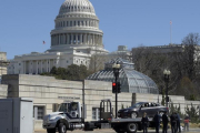 Una grúa retira un coche implicado en un incidente ante el Capitolio.-Susan Walsh