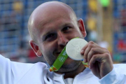 Piotr Malachowski celebra la medalla de plata conseguida en los Juegos de Río 2016.-ALESSANDRO BIANCHI / REUTERS