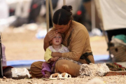 Una mujer yazidí refugiada que había huido de Sinjar con su hijo, en agosto del 2014.-STRINGER