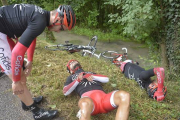 El francés Nacer Bouhanni, tumbado en el suelo tras sufrir una caída en la quinta etapa del Tour que le ha obligado a abandonar.-Foto: TWITTER TOUR