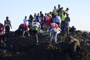 Trabajos de rescate por el accidente aéreo en Etiopía.-EFE / EPA