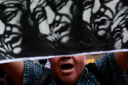 Un activista mapuche durante una protesta, en el vecino Chile, por la muerte del mapuche argentino Rafael Nahuel.-REUTERS / PABLO SANHUEZA