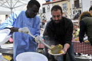 Reparto de raciones de la aún humeante paella en la jornada de ayer.-MARÍA FERRER