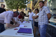 Recogida de firmas del comité ayer en Soria. / A. M. -