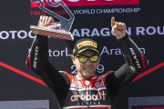 Álvaro Bautista celebra su tercera victoria consecutiva en el circuito de Motorland (Aragón).-ARUBA.IT / MATTE CAVADINI