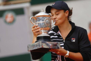 Barty besa la copa de Roland Garros.-EL PERIÓDICO