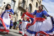 Dominicanas con trajes típicos a ritmo de bachata.-