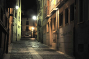 La calle Zapatería en una imagen nocturna.-VALENTÍN GUISANDE