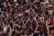 Una joven desnuda su torso en medio del gentío tras el chupinazo de los Sanfermines del 2014.-VINCENT WEST