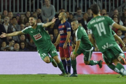 Borja Gonzalez, del Eibar, junto a Javier Mascherano, en centro, en el Camp Nou, este domingo.-LLUIS GENE / AFP