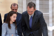 Felipe VI, junto a una de las niñas ganadoras de la última edición del concurso ¿Qué es un rey para ti?.-TWITTER DE LA CASA REAL