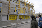 El exterior de la tribuna del viejo estadio de Los Pajaritos que alberga las instalaciones del centro médico del Caep. / ÚRSULA SIERRA-