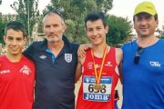 Hugo de Miguel en el centro de la imagen con la medalla de oro como campeón de España cadete en 3.000 metros.-