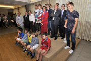 Foto de familia con los premiados durante la gala Aúpa Numancia a los mejores jugadores rojillos de la temporada 16-17.-VALENTÍN GUISANDE
