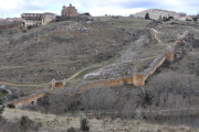 La muralla del río y la subida hacia el Mirón.-VALENTÍN GUISANDE
