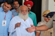 Foto de archivo de la policía escoltando al gurú Asaram Bapu después de su arresto en el 2013 por la denuncia de violación.-REUTERS