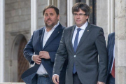 Oriol Junqueras y Carles Puigdemont, en el Palau de la Generalitat, en una imagen de octubre del 2017.-FERRAN SENDRA