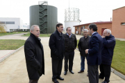De Miguel, Pardo, Casado, Elvira, Díaz y Gómez durante la visita a la planta de purines de Almazán.-ÁLVARO MARTÍNEZ