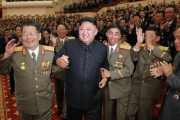 Kim Jong-un celebra con altos oficiales un banquete por el último test nuclear de Pionyang, en una imagen difundida el 10 de septiembre.-EFE / YONHAP