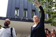 La alcaldesa de Berga, Montse Venturós, a su salida de los juzgados junto a su abogado, el diputado de la CUP Benet Salellas.-AFP / PAU BARRENA