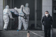 Traslado al hospital de un infectado con el misterioso virus en Wuhan.-AFP