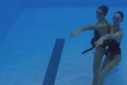Dos nadadoras, sumergidas en el agua durante el 'mannequin challenge' del equipo español.-