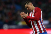 Fernando Torres aplaude tras marcar el primer tanto del Atlético en el Calderón.-AFP / CÉSAR MANSO