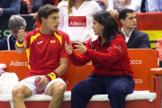 Pablo Carreño recibe instrucciones de la capitana, Conchita Martínez.-EFE / ANTONIO BAT
