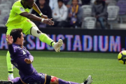 El defensa del Toulouse Shoji corta el avance del delantero del Lille Pepe.-AFP / REMY GABALDA