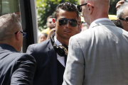 Cristiano Ronaldo, a la llegada del Madrid, este viernes, a Milán.-AP / ANTONIO CALANNI