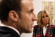 Brigitte Macron observa a su marido durante un discurso en un hospital, en diciembre pasado.-/ REUTERS