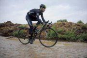 Alejandro Valverde en los adoquines, en el pasado Tour que acabó en tercera posición.-EFE / NICOLAS BOUVY