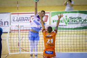 Álvaro Gimeno en una acción del partido ante Teruel el pasado sábado. MARIO TEJEDOR
