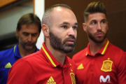 Iniesta, Ramos y Lopetegui, poco antes de comparecer en rueda de prensa-GABRIEL BOUYS / AFP