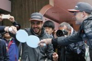 Fernando Alonso bromea en el circuito de Shangai.-TORU TAKASHASHI / AP