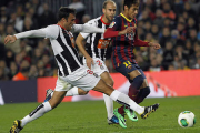 Álex Cacho, con el número dos, intenta frenar a Neymar. / LA OPINIÓN DE MURCIA-