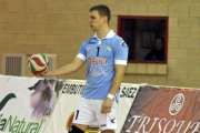Víctor Bouza se dispone a sacar en un partido de esta temporada.-Valentín Guisande